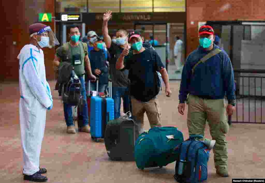 Olakšanje nakon dolaska u rodni Nepal nakon evakuacije iz Kabula, međunarodni aerodrom Tribhuvan u Katmanduu, Nepal, 17. avgust.