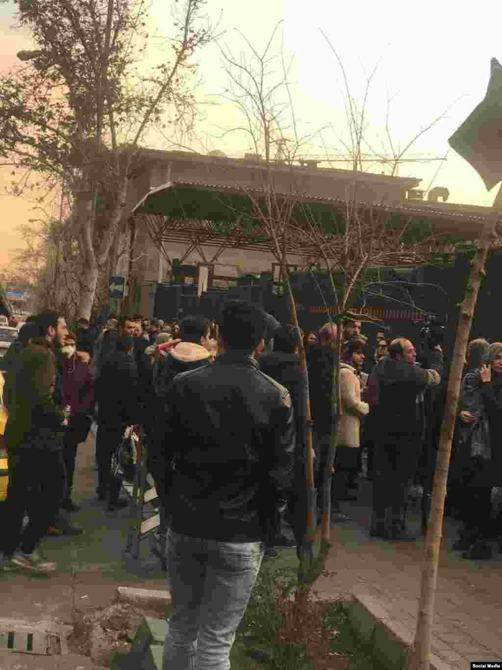 Demonstranti ispred Amir Kabir univerziteta u Teheranu, 11. januar.&nbsp;