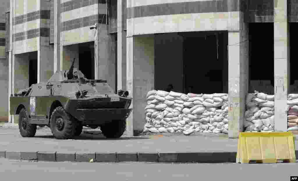 Бронированные военные машины охраняют полицейский участок в Хомсе.