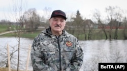 5 травня стало відомо, що німецькі адвокати від імені десяти білорусів звернулися до Федеральної прокуратури Німеччини зі скаргою на те, що Олександр Лукашенко вчинив злочини проти людяності
