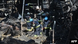 Рятувальники працюють на місці російського удару, 26 травня 2024 року