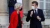 Francuski predsjednik Emmanuel Macron prati predsjednicu Evropske komisije Ursulu van der Leyen iz Jelisejske palače u Parizu, Francuska, 7. januara , 2022.