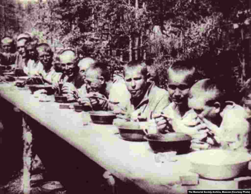 1933-cü il. Bamlaq düşərgəsində yemək zamanı.