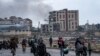 Palestinieni fug din orașul Khan Younis, în sudul Gaza, după o ofensivă israeliană terestră și aeriană, luni, 29 ianuarie 2024. Israelul și-a extins ofensiva în Khan Younis, afirmând că orașul este un bastion al grupării militante Hamas. (AP Photo/Fatima Shbair)