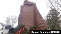 Аксы окуясында курман болгондорго арналып тургузулган эстелик. Боспиек айылы