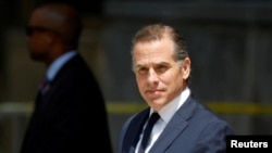 Hunter Biden, sin američkog predsjednika Joea Bidena, napušta savezni sud nakon ročišta za izjašnjenje o krivici po dvije prekršajne optužbe za namjerno neplaćanje poreza na dohodak u Wilmingtonu, Delaware, SAD, 26. jula 2023. 