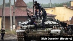 Ілюстраційне фото. Українські поліцейські роблять селфі на підбитому під час контрнаступу ЗСУ російському танку в місті Ізюмі, нещодавно звільненому від армії РФ. Ізюм, Харківщина, 14 вересня 2022 року