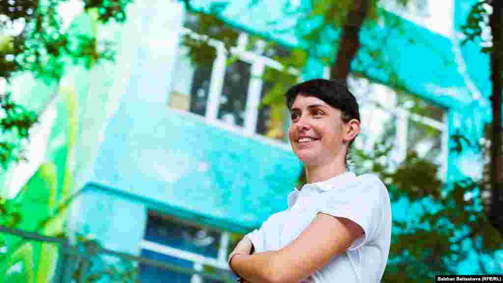 Аргентинская художница, звезда уличной живописи Марина Зуми. Фото Балжан Балташевой, фотографа Казахской редакции Азаттыка. 21 июля 2015 года.