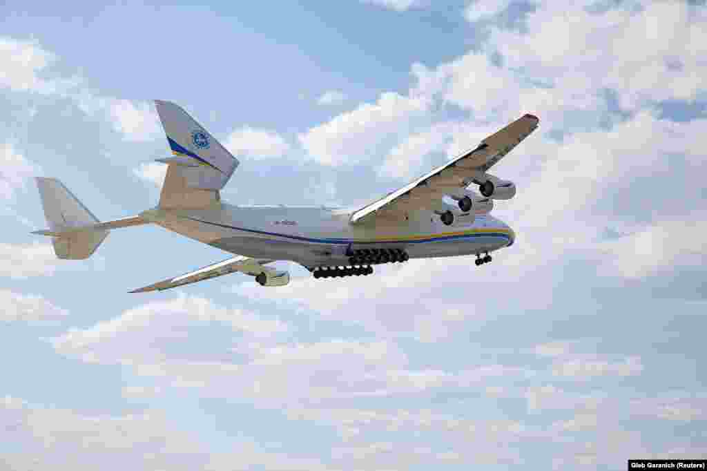Ан-225 відлітає зі своєї бази під Києвом, 11 квітня 2020 року. Шост розповів Радіо Свобода, що цей літак – це «наша візитна картка, обличчя нашої компанії. Багато людей знайомі з українською авіакомпанією «Антонов» завдяки цьому літаку»