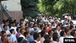 Around 100 young people gathered in Bishkek urging passers-by to travel to Osh with them. 