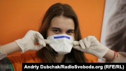 Методи захисту в одному з магазинів Києва під час пандемії коронавірусу (ілюстративне фото) 