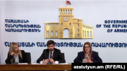 Էկոնոմիկայի նախարարության ներկայացուցիչները ներկայացնում են կառավարության փաթեթները, 1 ապրիլի, 2020թ.