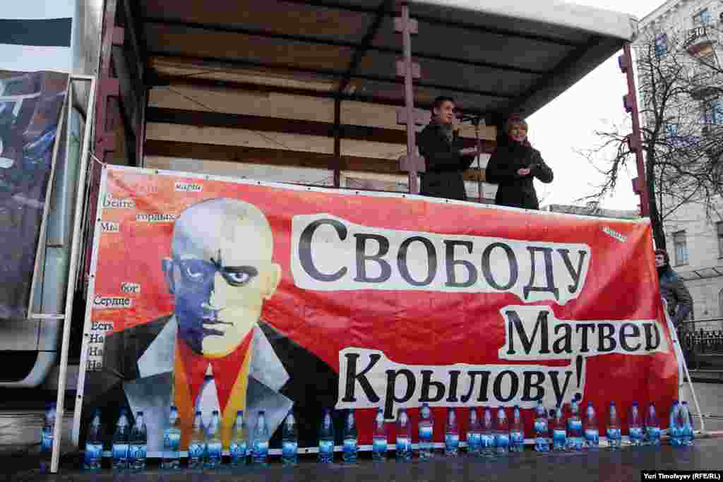 В Москве на Чистых прудах состоялся митинг-концерт за освобождение активиста «Другой России» Дмитрия Путенихина (известного под псевдонимами Матвей Крылов и Скиф)