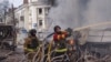 Пожежники працюють на місці російського ракетного удару в центрі Сум, Україна, 13 квітня 2025 року