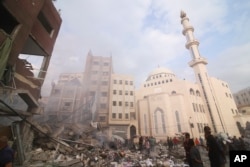 Palestinci pregledaju štetu na uništenoj zgradi nakon izraelskih vazdušnih napada u Kan Junisu, Pojas Gaze, 10. oktobra 2023.