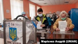 Другий тур відбувається, якщо жоден з кандидатів у мери не набирає в першому колі більш як 50 відсотків голосів