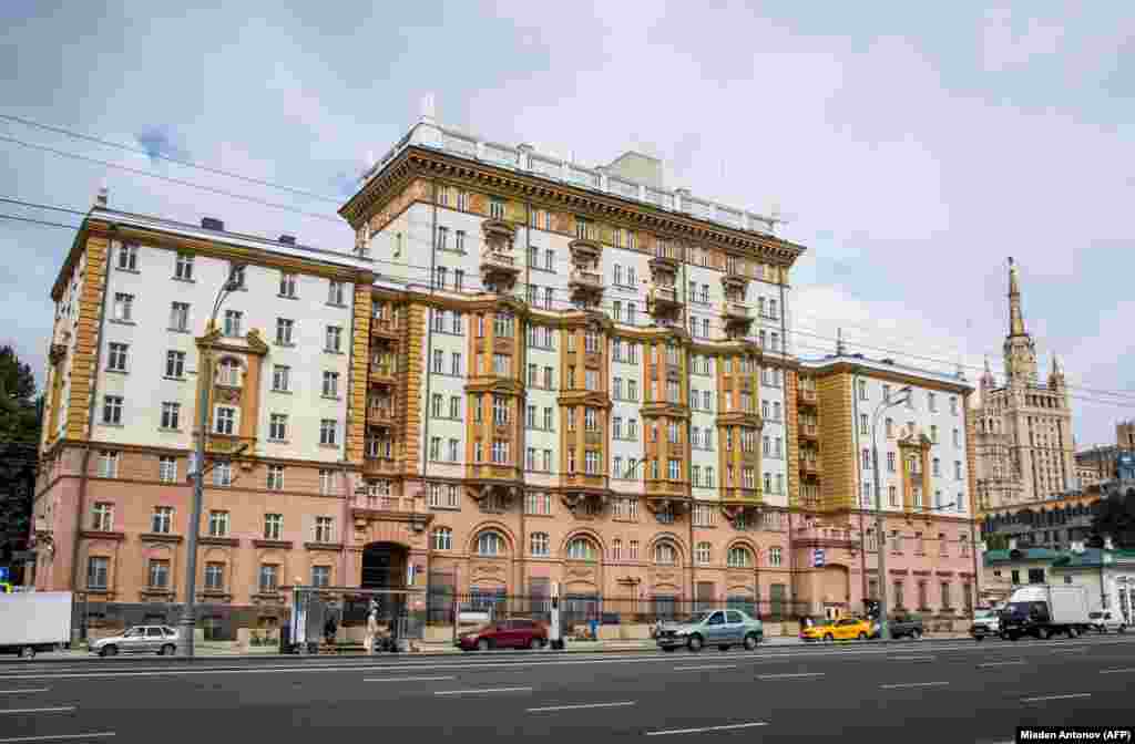 Самы вядомы будынак амбасады ЗША ў Маскве — колішні шматкватэрны дом на Новінскім бульвары, куды місія пераехала ў 1953 годзе. Гэта на яго Саветы накіроўвалі загадкавае мікрахвалевае выпраменьваньне. Новы будынак амбасада атрымала ў 2000 годзе, але працягвае працаваць і ў старым