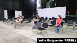 Люди в залі очікування після щеплення