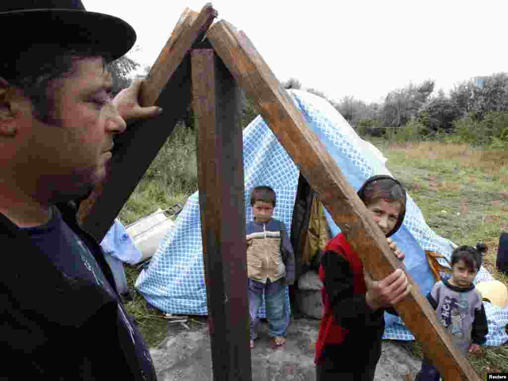 Francuska je 19.08.2010. počela sa proterivanjem stotine Roma u Rumuniju i Bugarsku, ističući da su se ilegalno nastanili. Kritičari, pak, ističu da je ovaj potez vlasti u Parizu sračunat na skretanje pažnje javnosti zbog pada popularnosti Nikolasa Sarkozija (Nicolas Sarkozy), kao i ekonomskih i socijalnih problema . Foto: REUTERS / Pascal Rossignol
