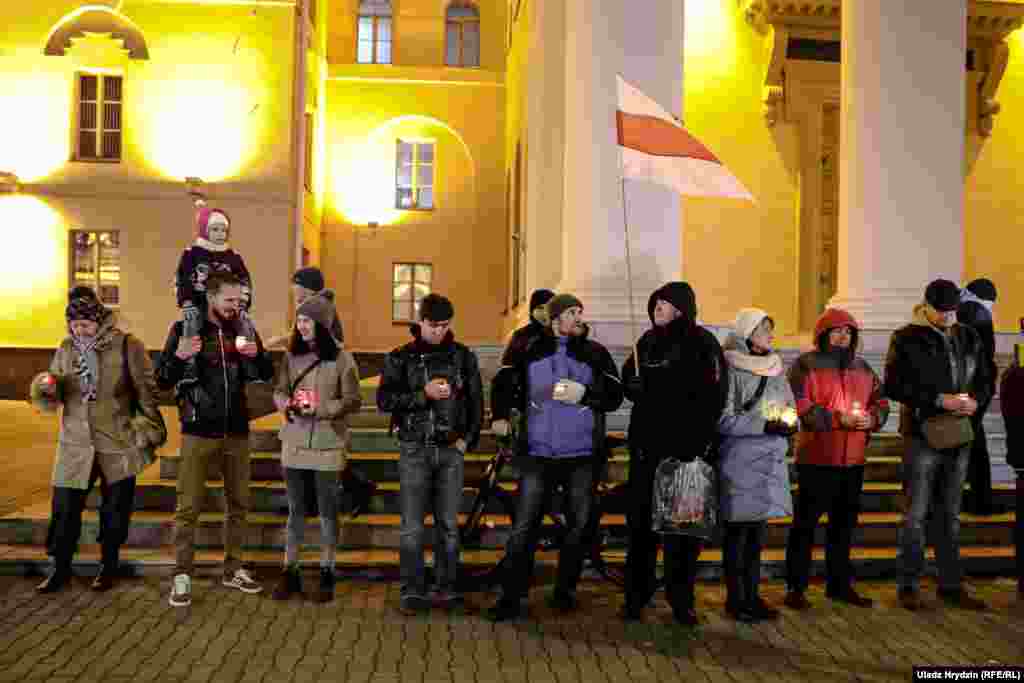 За адну ноч з 29 на 30 кастрычніка 1937 году НКВД беспадстаўна расстраляў больш як сотню беларускіх паэтаў, пісьменьнікаў, навукоўцаў, дзяржаўных дзеячоў, у іх ліку Тодар Кляшторны, Міхась Зарэцкі, Мойша Кульбак, Алесь Дудар, Ізі Харык і многія іншыя