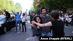 Вірменія – молодь святкує відставку прем'єр-міністра Сержа Сарґсяна