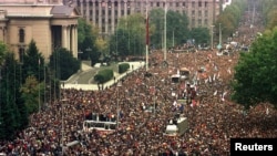 Demonstranti na platou ispred Skupštine Srbije u Beogradu, 5. oktobar 2000.