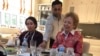 
Princeza Latifa sa komesarkom UN-a za ljudska prava Mary Robinson na ručku u svom domu nakon pokušaja bijega 2018. 