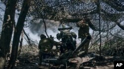 Українські військові ведуть вогонь біля Бахмута, 3 травня 2023 року