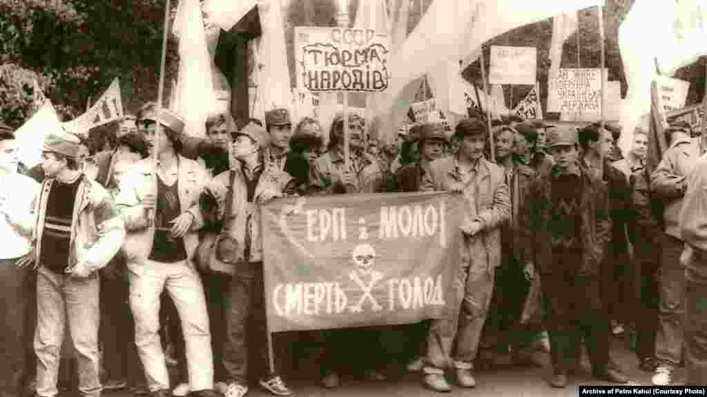 Simbolična sahrana za SSSR u organizaciji Saveza nezavisne ukrajinske omladine održana je u Kijevu 30. septembra 1990. godine.