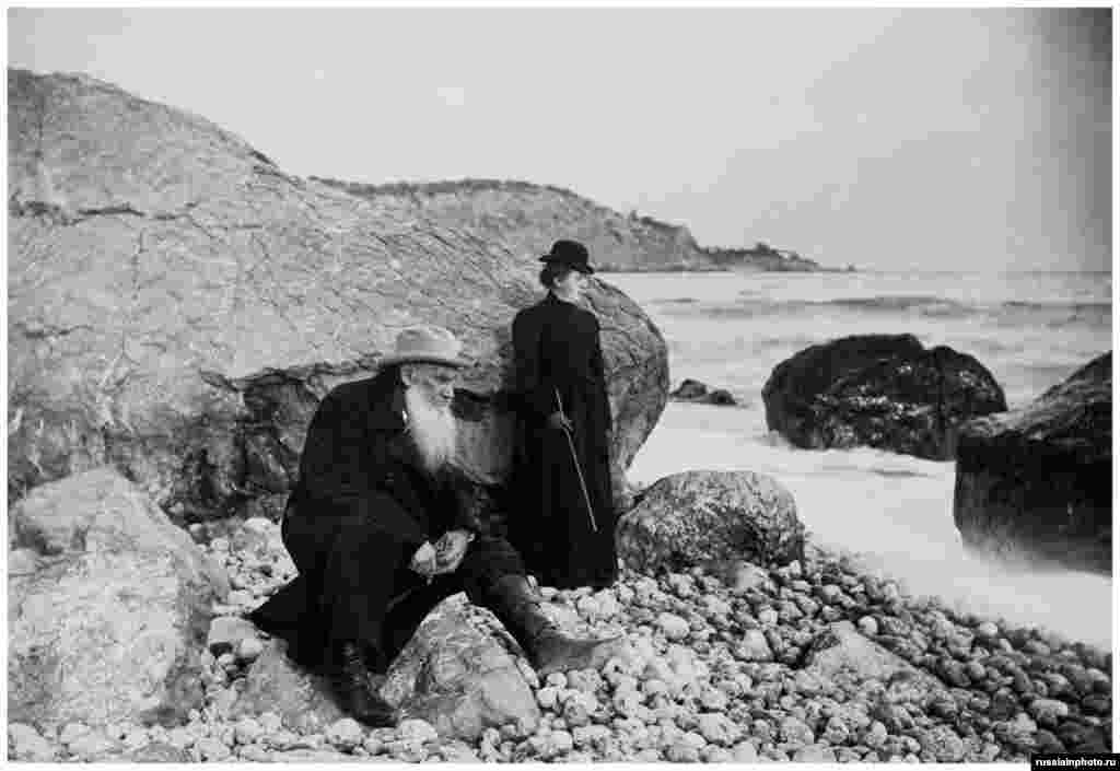 Tolstoj sa svojom ćerkom Aleksandrom na moru na nepoznatom mestu 1901. godine. Tolstoj je izopšten iz Ruske pravoslavne crkve godine kada je nastala ova fotografija. 