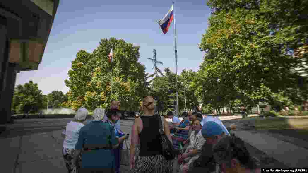 «Группа поддержки» собирается возле подконтрольного Кремлю крымского парламента. Районный суд Симферополя – в двух шагах