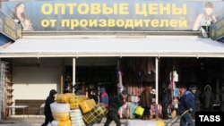 Эмгек мигранттары Москвадагы базарда. Архивдик сүрөт
