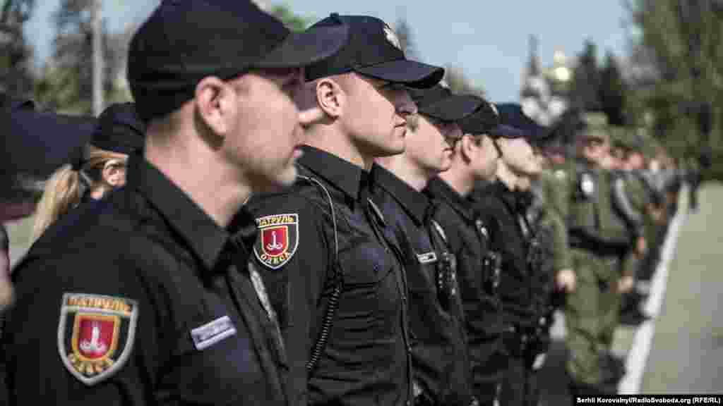 На Куликовому полі в Одесі підрозділи поліції та Національної гвардії провели підготовку до охорони правопорядку під час травневих свят. Ситуація в Одесі залишається напруженою через конфронтацію в місті проукраїнських та проросійських сил. За останній місяць тут неодноразово відбувалися зіткнення між активістами різних таборів. Одеса, 30 квітня 2016 року ДИВИТИСЬ ФОТОГАЛЕРЕЮ