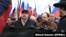 Генадий Гудков (вляво) и Владимир Кара-Мурза-младши на погребението на убития политик Борис Немцов, 2015 г.