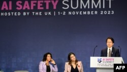  Secretarul american pentru Comerț Gina Raimondo (stânga) și secretarul britanic pentru Știință, Inovare și Tehnologie Michelle Donelan (centru) îl ascultă pe ministrul chinez pentru Știință și Tehnologie, Wu Zhaohui.