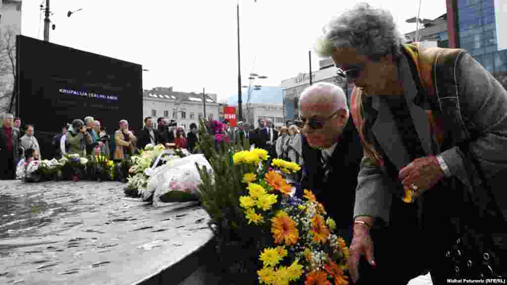 Polaganje cvijeća na Spomen obilježje ubijenoj djeci opkoljenog Sarajeva 1992.-1995., 06. april 2012. Foto: RSE / Midhat Poturović
