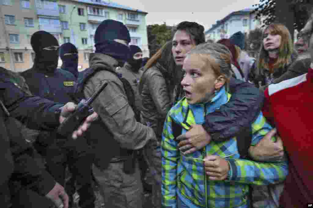 Жінка кричить на міліцію під час акції 8 вересня 