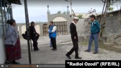 Барои ҷалб ба артиш даъватнома фиристода мешавад ва дар сурати ҳозир нашудани ҷавон, гоҳо ӯро аз хонааш омада мебаранд