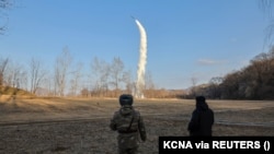 Severnokorejski lider Kim Džong Un posmatra tokom testiranja strateške krstareće rakete, na nepoznatoj lokaciji, 25. januara 2025. 