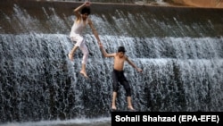 ماشومان د ګرمۍ نه د بچ کېدو لپاره په اوبو کې لامبي: انځور له ارشیفه
