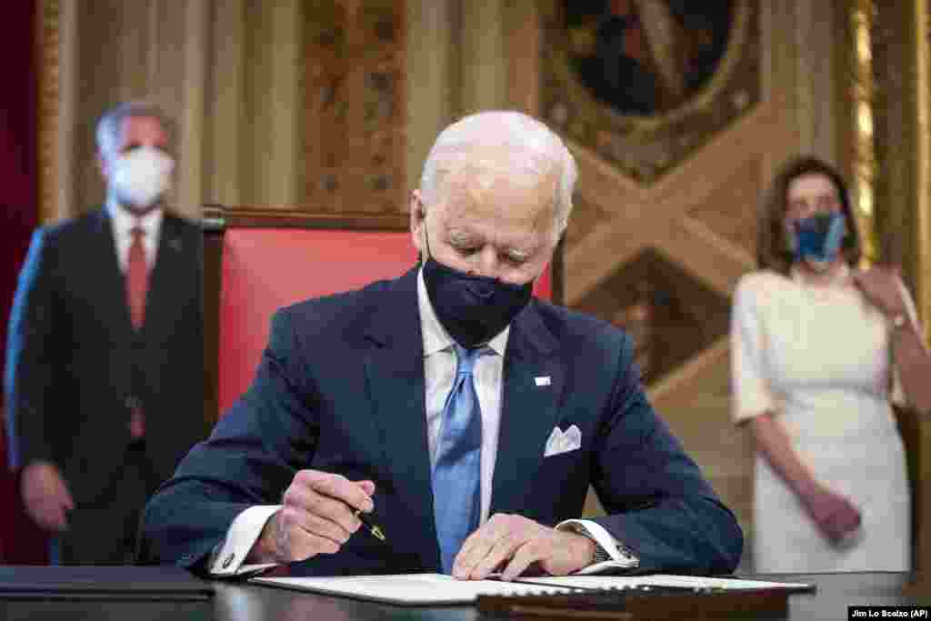 Predsednik SAD Joe Biden potpisuje tri dokumenta, uključujući inauguracionu deklaraciju, nominacije za kabinet i podkabinete u Predsedničkoj sobi na američkom Kapitolu nakon ceremonije inauguracije