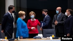 Premierul olandez Mark Rutte, cancelarul german,Angela Merkel, președinta CE, Ursula von der Leyen, Giuseppe Conte, primul ministrul Italiei, liderul Consiliului European, Charles Michel, și președintele Franței, Emmanuel Macron.