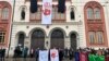 Studenati u blokadi odaju poštu za 15 poginulih 1. novembra na Železničkoj stanici u Novom Sadu, Beograd, Srbija, 25. januar 2025. 