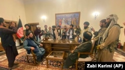 ارګ ته طالبان د افغان ولسمشر اشرف غني له هېواده تر وتو وروسته ننوتل - د ۲۰۲۱ز کال د اګست ۱۵مې انځور.