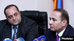 Հայաստան -- Վարչապետ Հովիկ Աբրահամյանը (աջից) աշխատակազմին է ներկայացնում արդարադատության նորանշանակ նախարար Հովհաննես Մանուկյանին, 5-ը մայիսի, 2014թ․