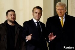 Президент Франції Емманюель Макрон, обраний президент США Дональд Трамп і президент України Володимир Зеленський. Париж, Франція, 7 грудня 2024 року