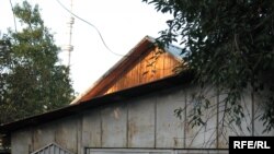 Дом, в котором проживают беженцы из Узбекистана. Алматы, 7 сентября 2009 года.