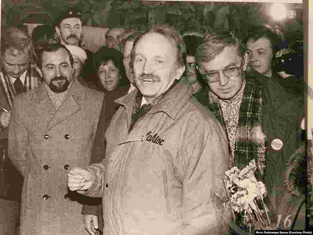 Vjačeslav Čornovil je bio okružen novinarima u Lavovu dok je narod glasao. Čornovil je bio istaknuti ukrajinski političar i sovjetski disident koji je osnovao Narodni pokret Ukrajine, koji se zalagao za reforme i veći suverenitet. Posle godina političkog progona i višestrukih hapšenja, uspeo je da se kandiduje za predsednika. &nbsp;