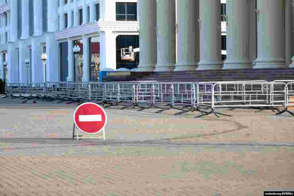 Основной день голосования в Беларуси начался с того, что в центре Минска закрыли все парковки 
