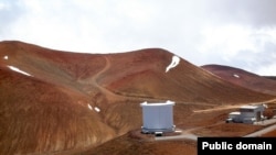 Телескоп JSMT (James Clerk Maxwell Telescope) на Гавайських островах (на фото в центрі)